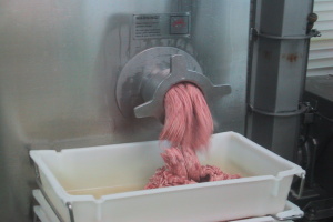 「あらびきウインナー」の製造過程1